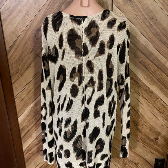 By Together Collection Women’s Oversized Medium Leopard Print V-Neck Sweater - Picture 6 of 8
